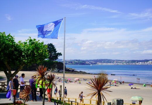 A praia da Ribeira recupera a Bandeira Azul e Miño contará con dous areais con estes selos de calidade